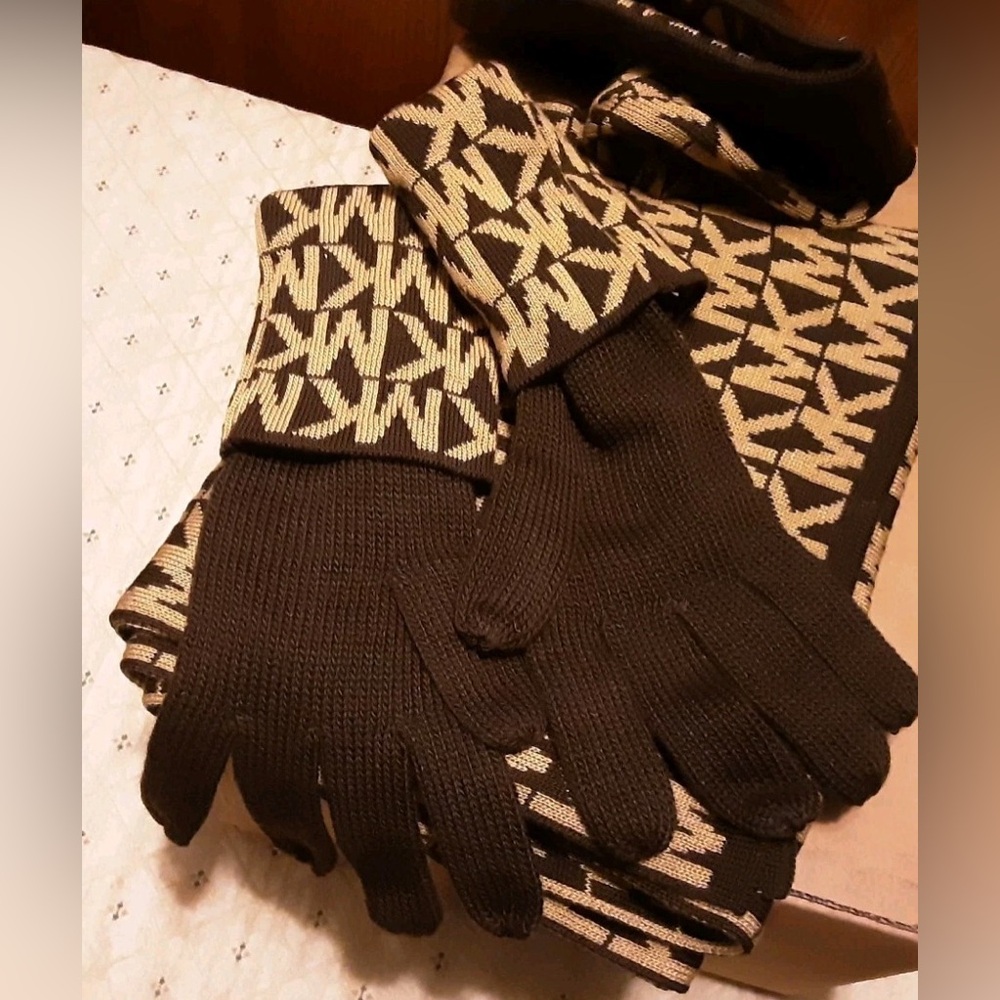 Michael Kors MK Logo Cuff Knit Gloves | Brown